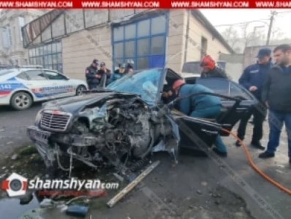 Երևանում Mercedes-ը բախվել է երկաթե էլեկտրասյանը․ վիրավորին դուրս են բերել փրկարարները՝ հատուկ տեխենիկայի օգնությամբ